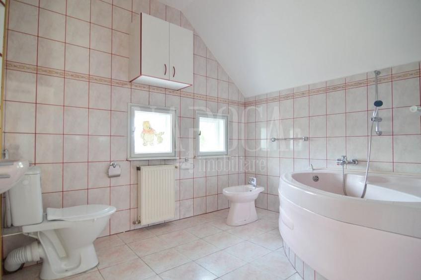 Casă individuală cu 11 camere cu Canalizare în Zorilor
