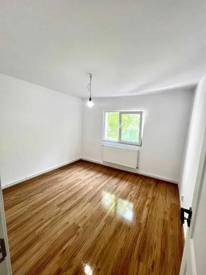 Apartament cu 4 camere decomandat în Dacia