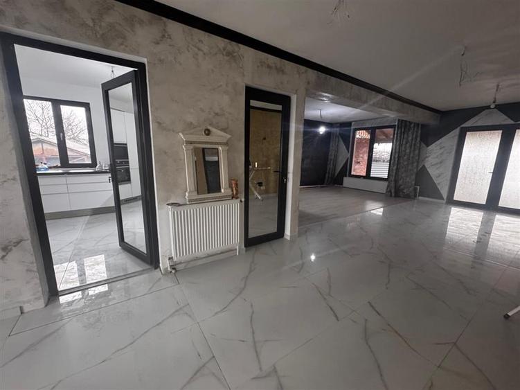 Casă individuală cu 7 camere cu Teren 1100 Mp în Mănești