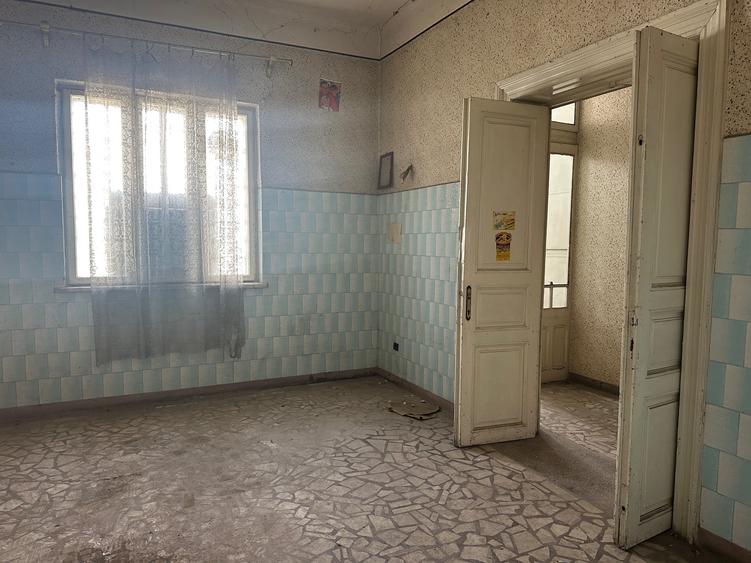 Casă cu 5 camere cu Canalizare în Central