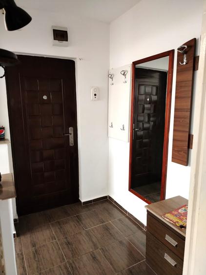Apartament cu 2 camere semidecomandat, mobilat în Sud