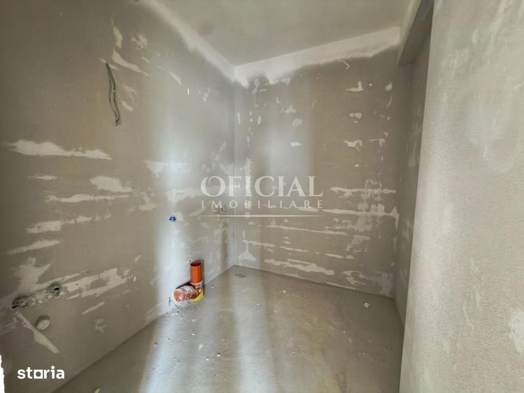 Apartament cu 3 camere semidecomandat în Florești