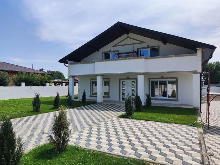 Casă individuală cu 5 camere cu Teren 1100 Mp în Central