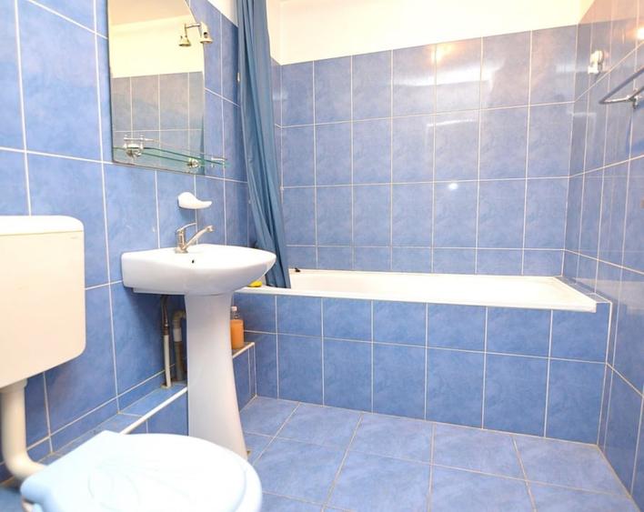 Apartament cu 2 camere semidecomandat, mobilat în Decebal