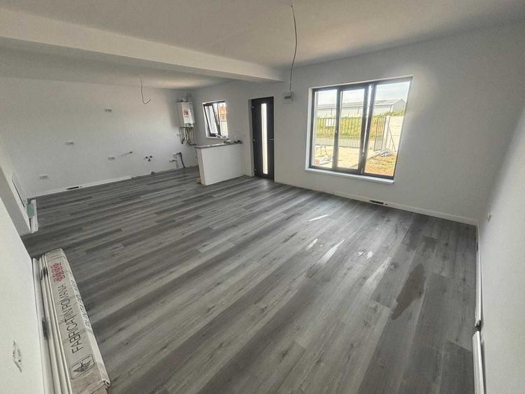 Casă cu 4 camere în Cârcea