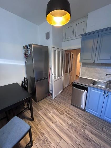 Apartament cu 3 camere semidecomandat, mobilat în Sud