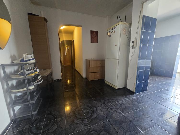 Apartament cu 3 camere decomandat în Nicolina