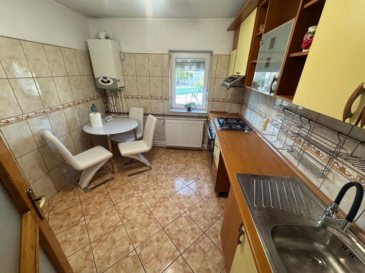 Apartament cu 4 camere decomandat, mobilat în Casa de Cultură