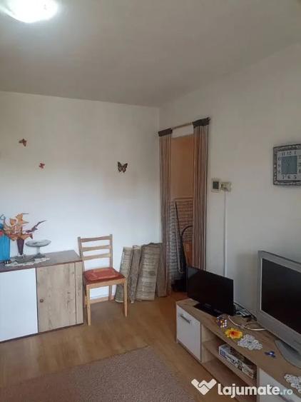 Apartament cu 2 camere nedecomandat în Simeria