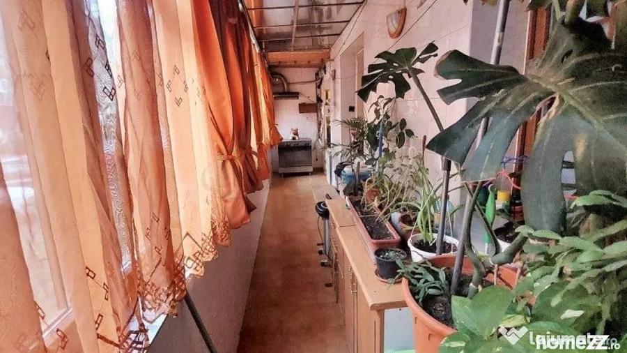 Apartament cu 4 camere semidecomandat în Crângași