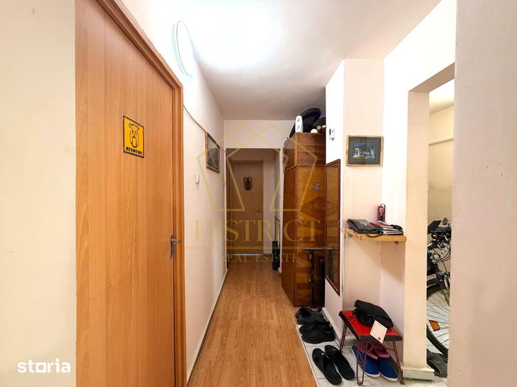 Apartament cu 4 camere decomandat în Lipovei
