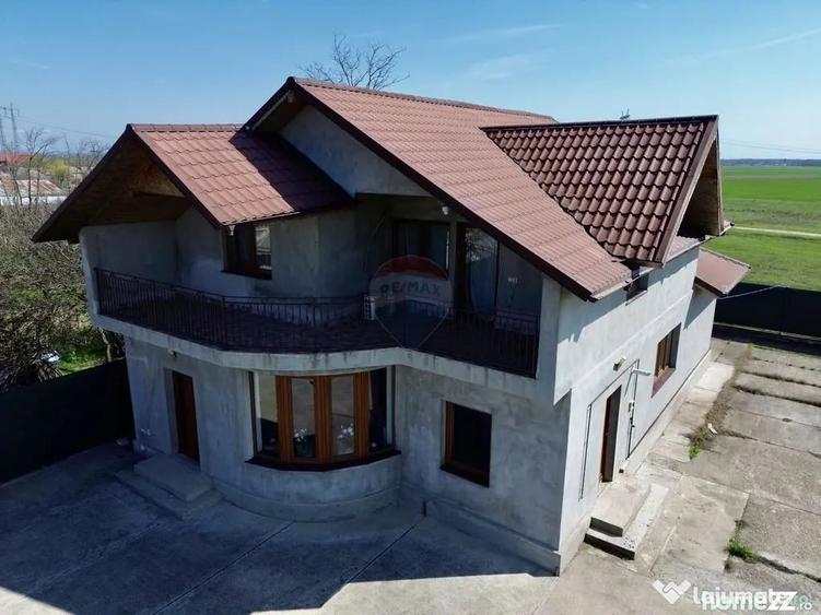 Casă cu 5 camere cu Teren 3400 Mp în Răchitosu