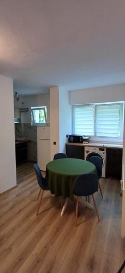Apartament cu 3 camere semidecomandat în Berceni