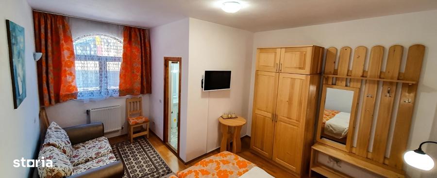 Casă cu 8 camere cu Teren 6100 Mp în Berevoești