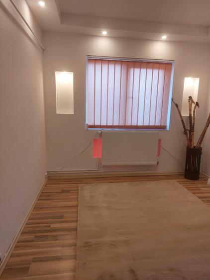 Apartament cu 3 camere decomandat în Petros