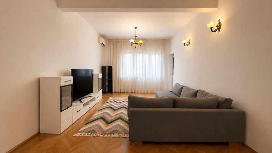 Apartament cu 3 camere semidecomandat, mobilat în Ultracentral