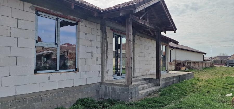Casă cu 4 camere cu Teren 2712 Mp în Central