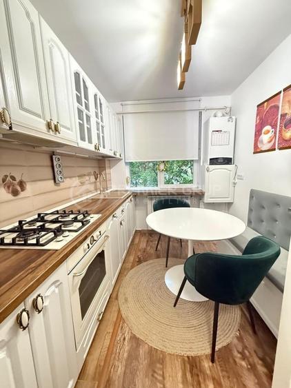 Apartament cu 3 camere în Podu Roș