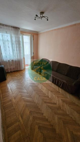 Apartament cu 2 camere decomandat în Roman