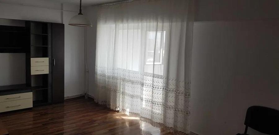 Garsonieră decomandată, mobilată în Nicolina