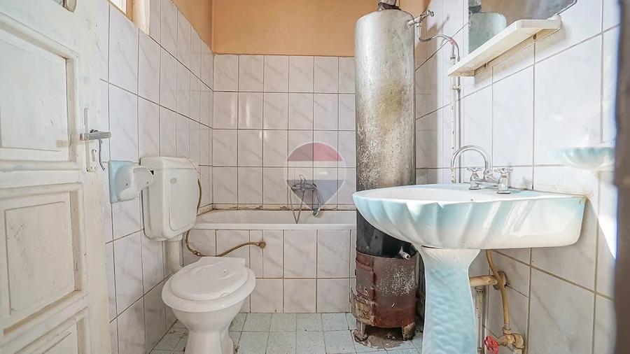 Casă cu 6 camere cu Teren 1915 Mp în Bran
