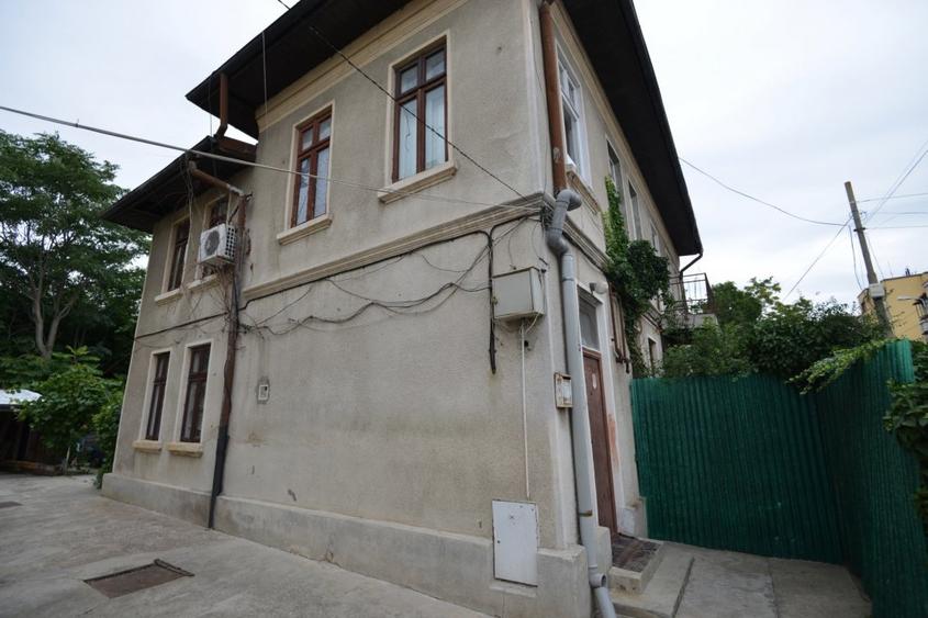 Casă cu 8 camere cu Canalizare în Matei Voievod