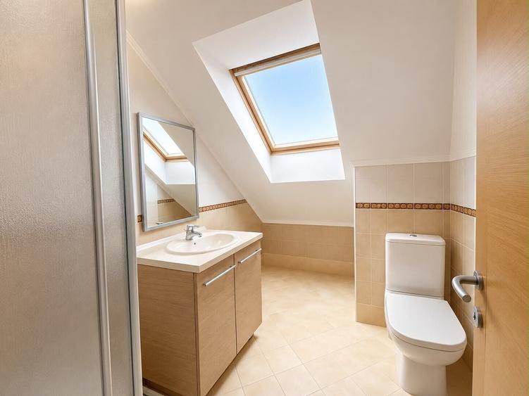 Duplex cu 6 camere cu Piscina în Iancu Nicolae
