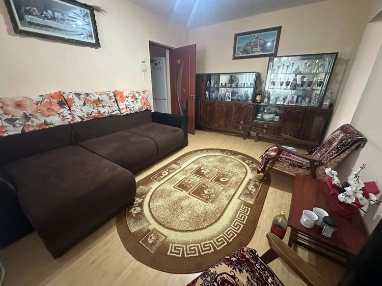 Apartament cu 3 camere semidecomandat în Cugir