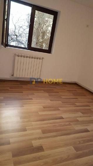 Casă individuală cu 5 camere cu Canalizare în Banu Manta