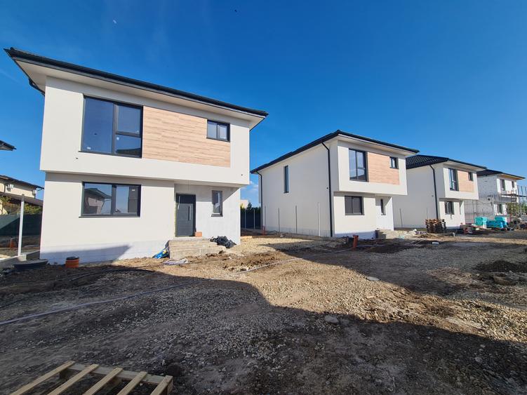 Casă individuală cu 4 camere cu Teren 240 Mp în Odăi