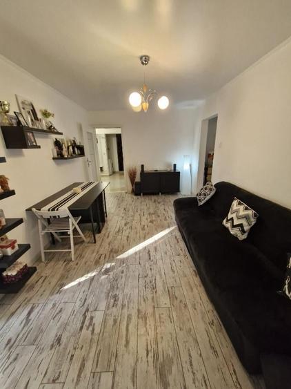Apartament cu 4 camere semidecomandat în Berceni