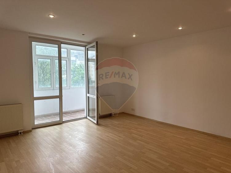 Apartament cu 4 camere decomandat în Calea Romanului