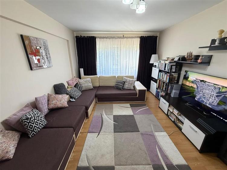 Apartament cu 3 camere decomandat, mobilat în Sud