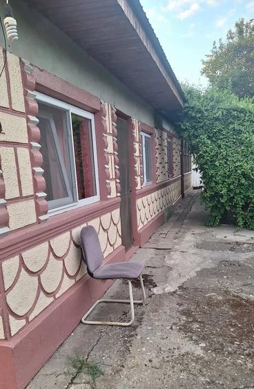 Casă cu 4 camere cu Teren 1000 Mp în Tătaru