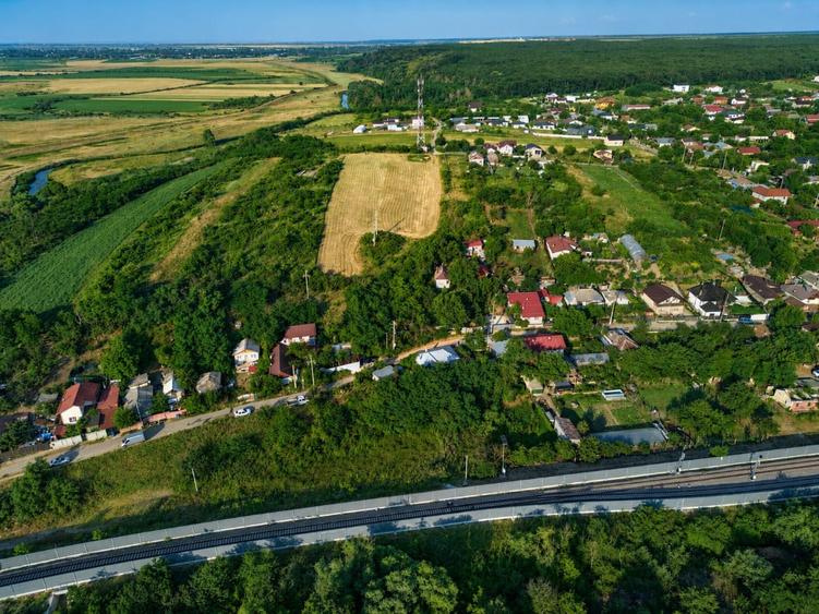 Teren de 2253 mp, în Comana