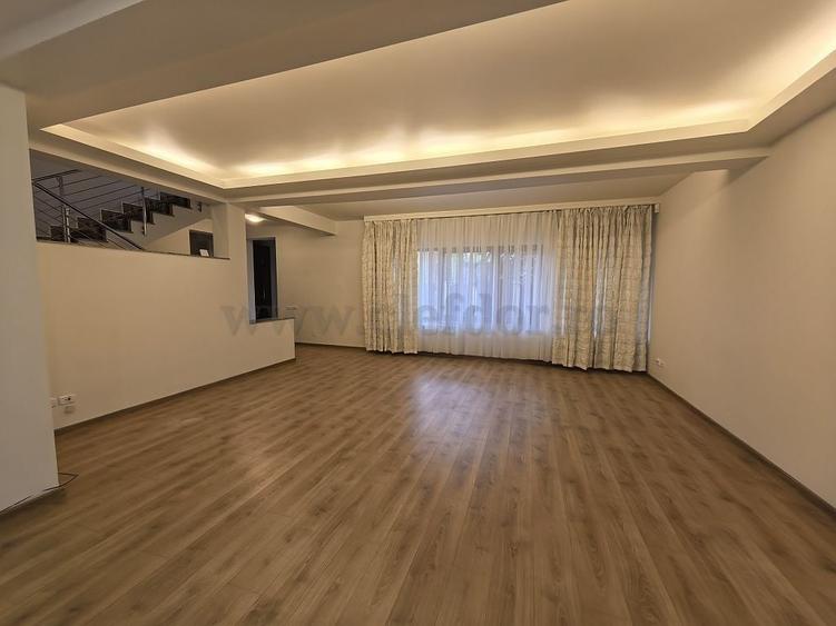 Casă individuală cu 4 camere cu Canalizare în Pipera