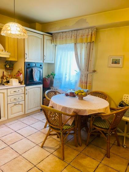 Apartament cu 3 camere decomandat, mobilat în Decebal