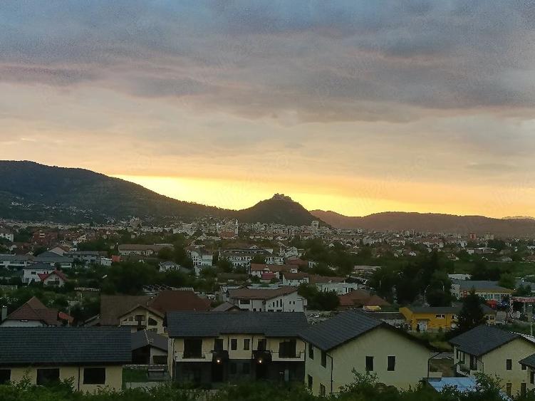 Teren de 800 mp, în Zăvoi