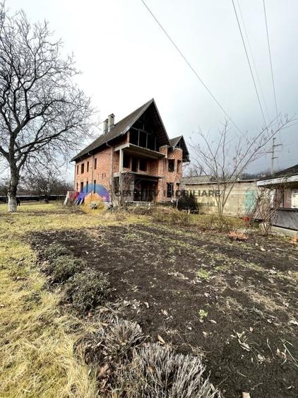 Casă cu 5 camere cu Canalizare în Viișoara