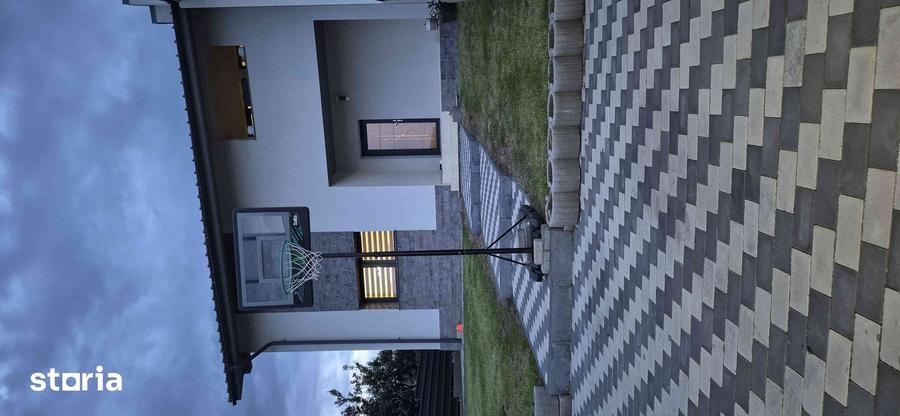 Casă cu 4 camere cu Teren 500 Mp în Coman