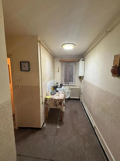 Apartament cu 3 camere semidecomandat în Dâmbu Pietros