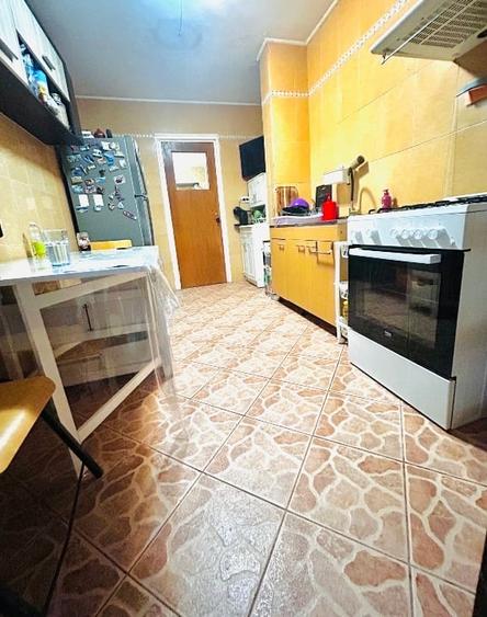 Apartament cu 3 camere semidecomandat în Colentina