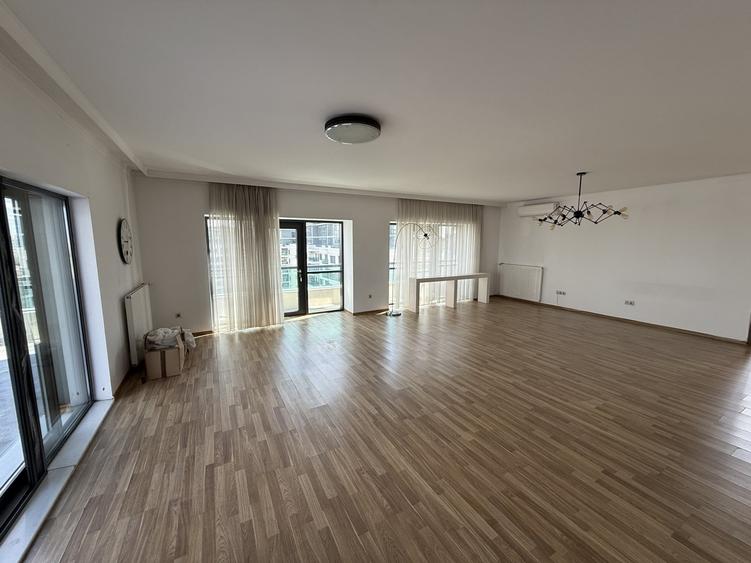 Apartament cu 5 camere decomandat în Lacul Tei