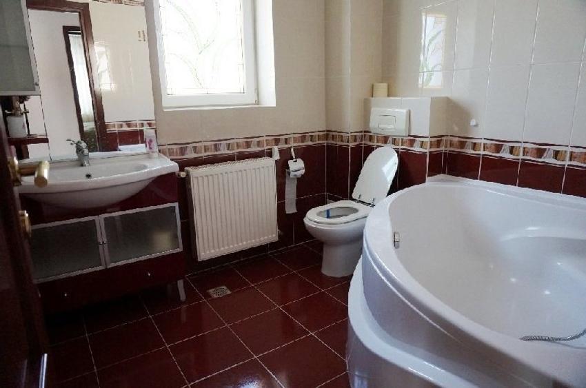 Casă cu 9 camere cu Teren 640 Mp în Pipera