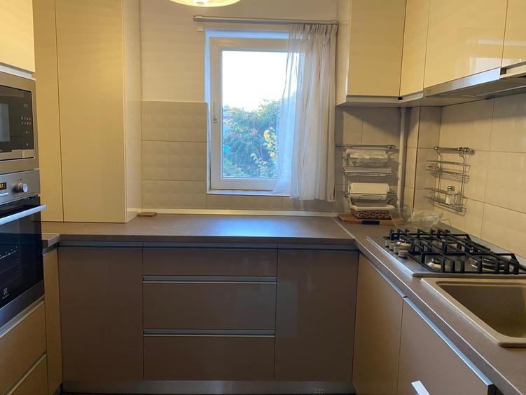 Apartament cu 3 camere semidecomandat, mobilat în Gara de Nord