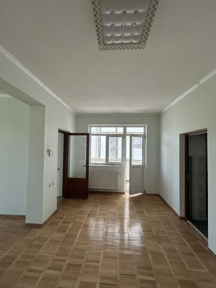 Casă individuală cu 6 camere cu Canalizare în Vatra Luminoasă
