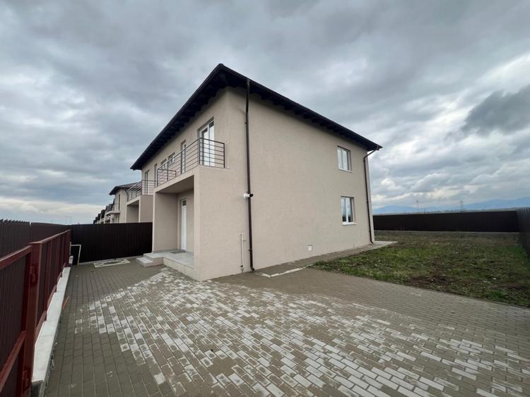 Duplex cu 4 camere cu Canalizare în Sânpetru