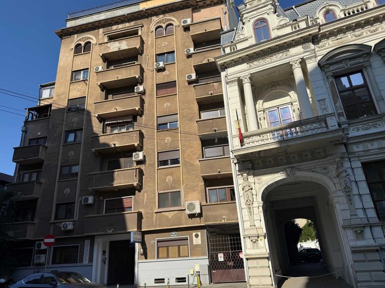 Apartament cu 3 camere semidecomandat în Romană