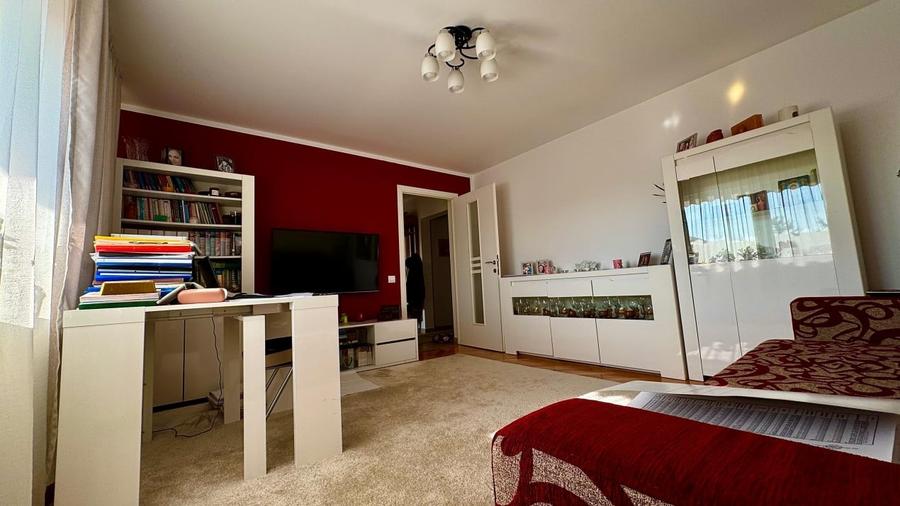 Apartament cu 3 camere decomandat, mobilat în Aradului