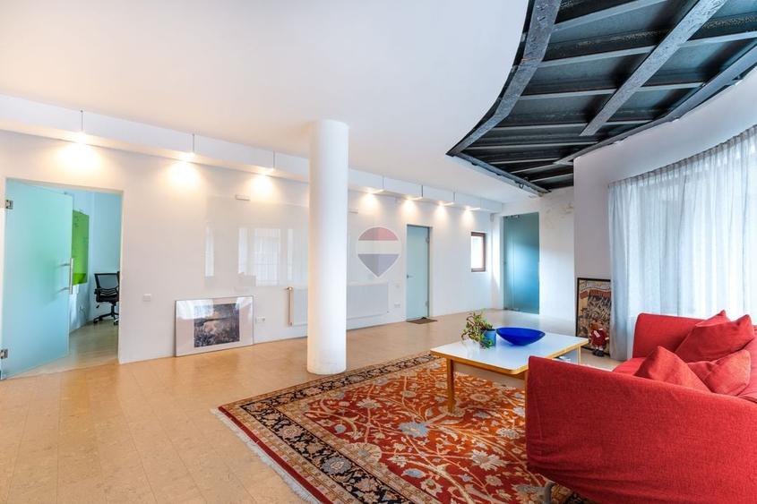Casă individuală cu 8 camere cu Teren 760 Mp în Europa